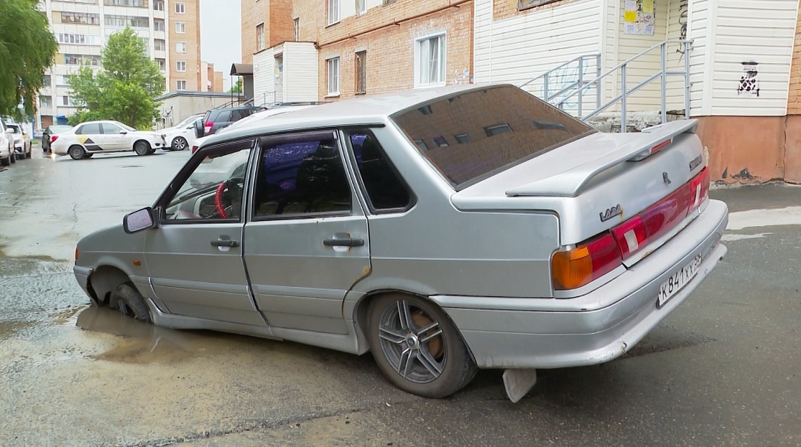 В Пензе на улице Воронова автомобиль провалился под асфальт