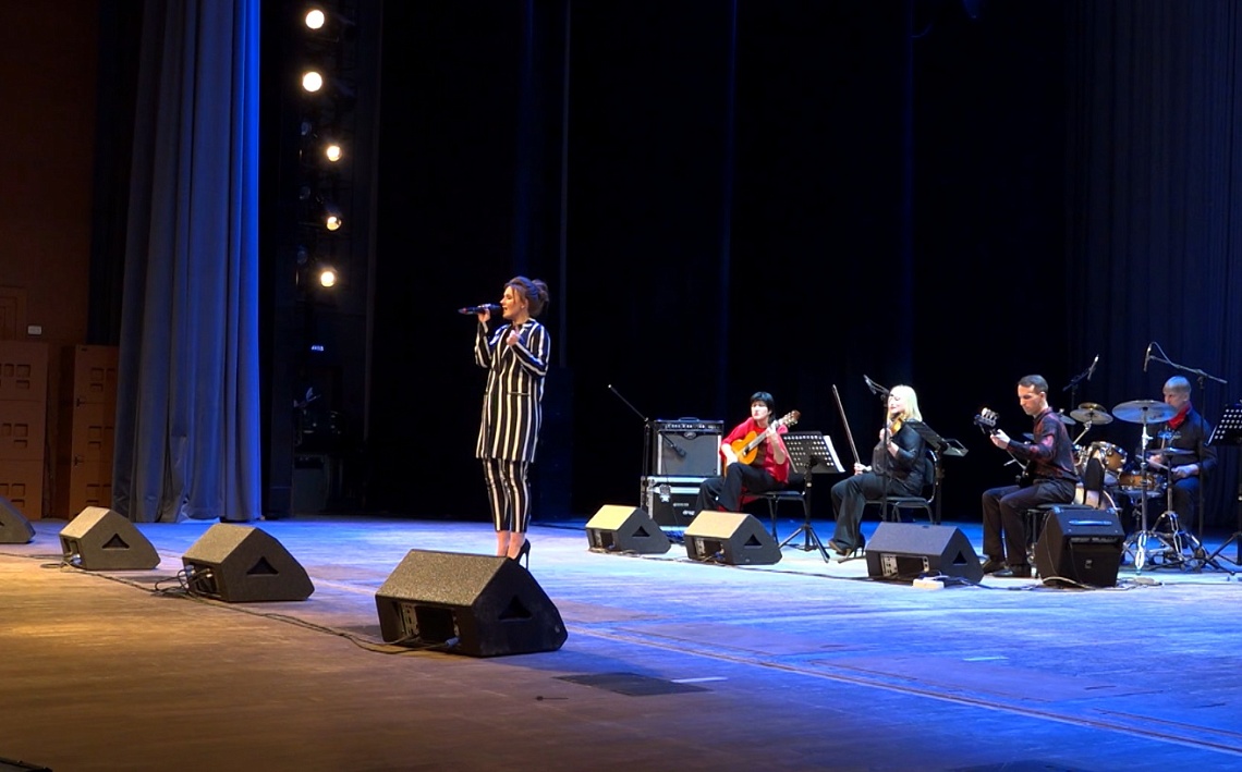 В областной филармонии выступил творческий коллектив «Экспромт»