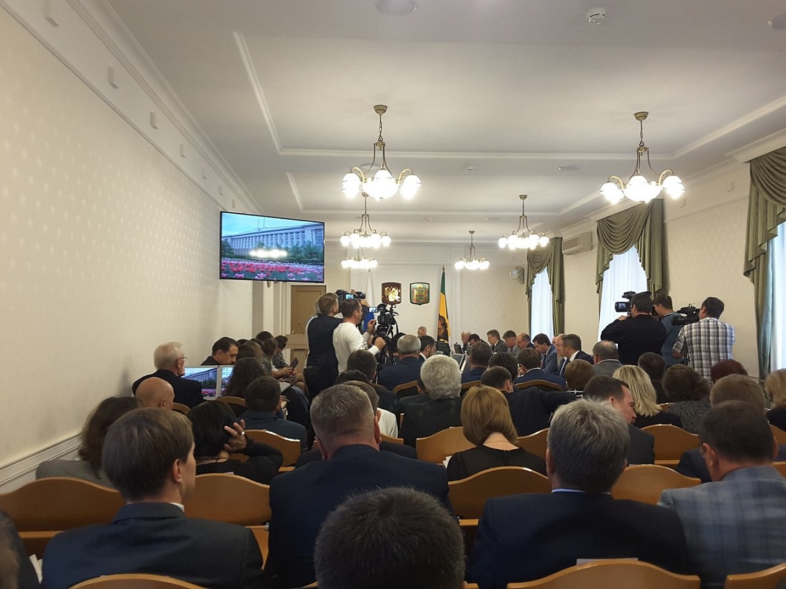 Белозерцев поручил министрам проводить занятия в школах каждый квартал