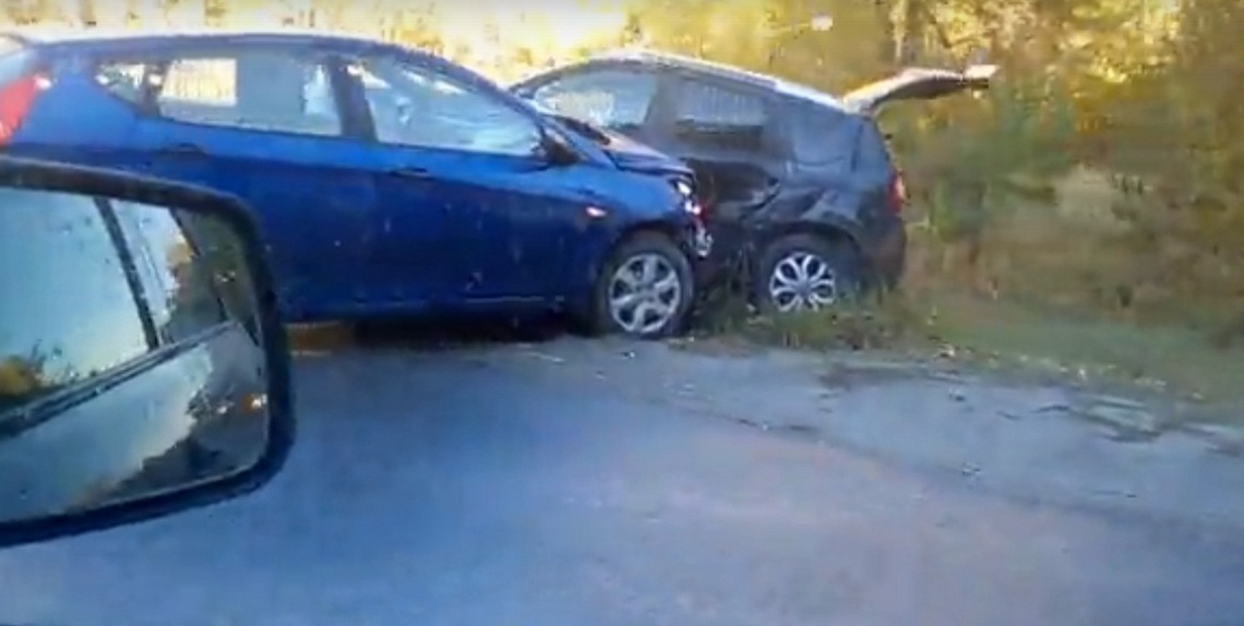 В районе ахунской проходной столкнулись легковушки