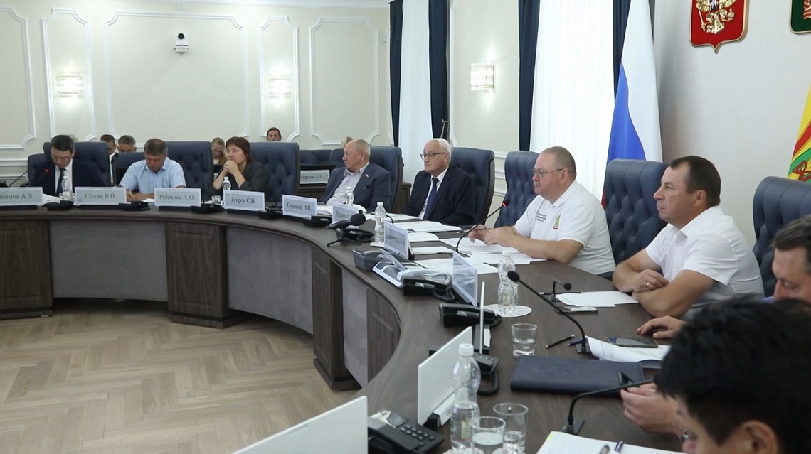 Губернатор Олег Мельниченко потребовал активизировать работу по подготовке кадров для промышленных предприятий региона