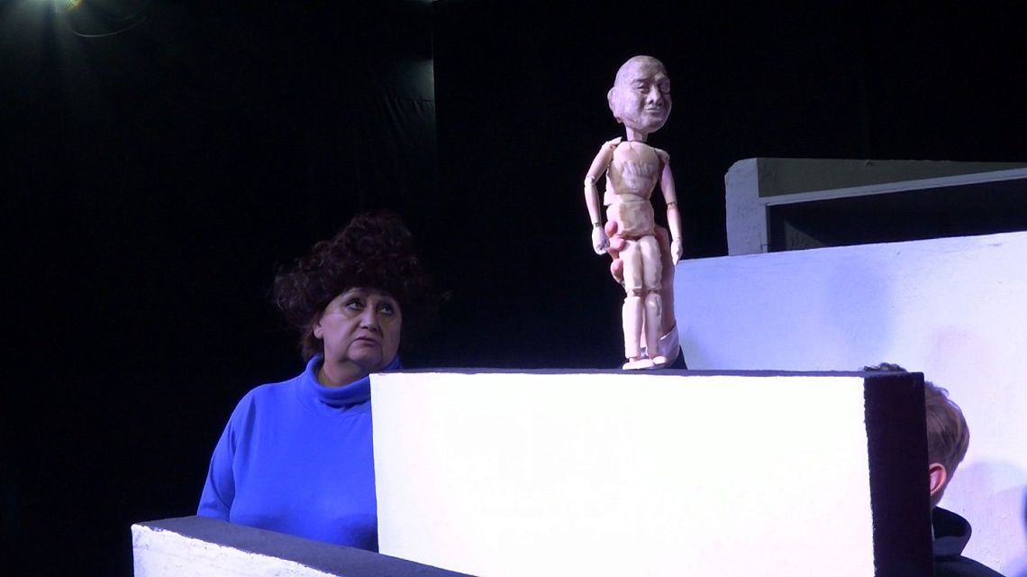 В Кукольном доме артисты готовятся к премьере «Кому это нужно?»