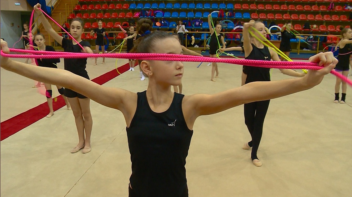 Трехкратный чемпион мира по мужской ритмической гимнастике Александр Буклов дал серию мастер-классов для девушек