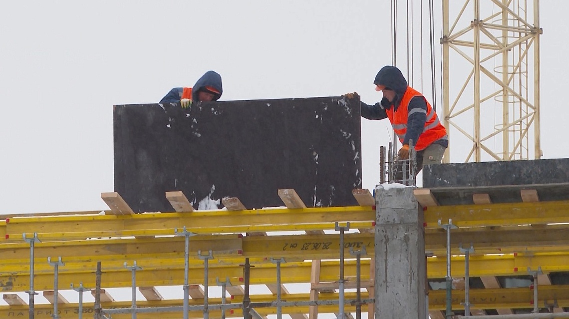 Губернатор Олег Мельниченко проконтролировал ход строительства новой школы в Бессоновке