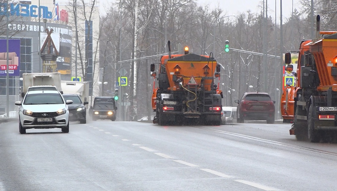 Из-за выпавшего в Пензе снега коммунальщики круглосуточно обрабатывают дороги