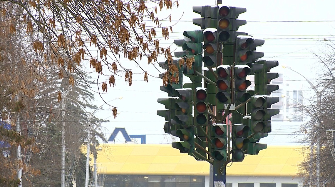 В Пензе благоустраивают территорию у «Светофорного дерева»