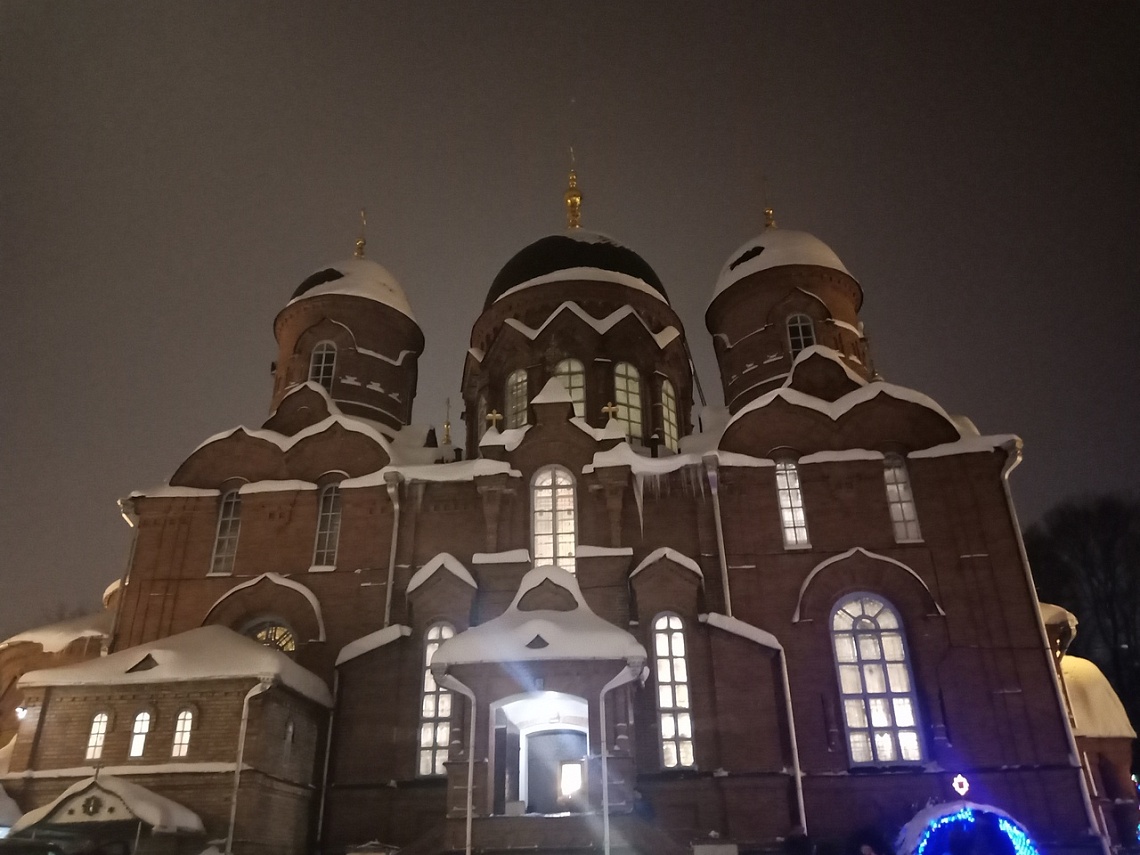 Сотни пензенцев встретили Рождество в Успенском соборе