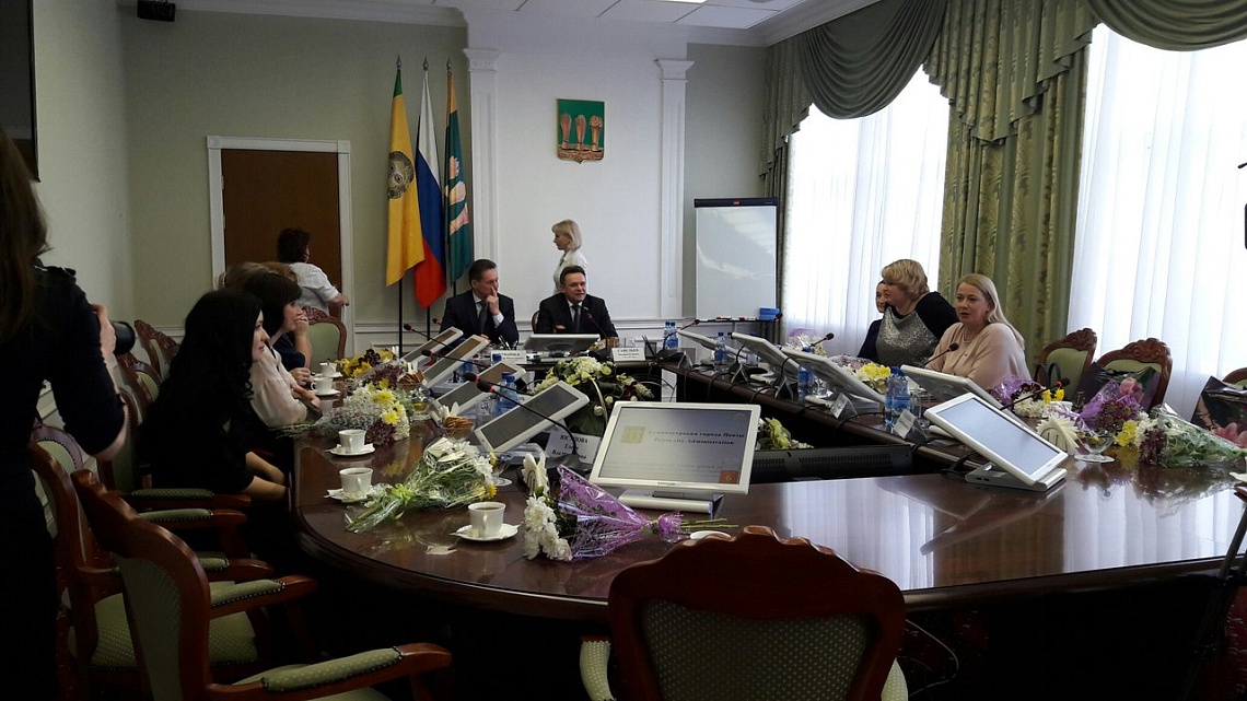 Власти Пензы поздравили представительниц СМИ с 8 Марта