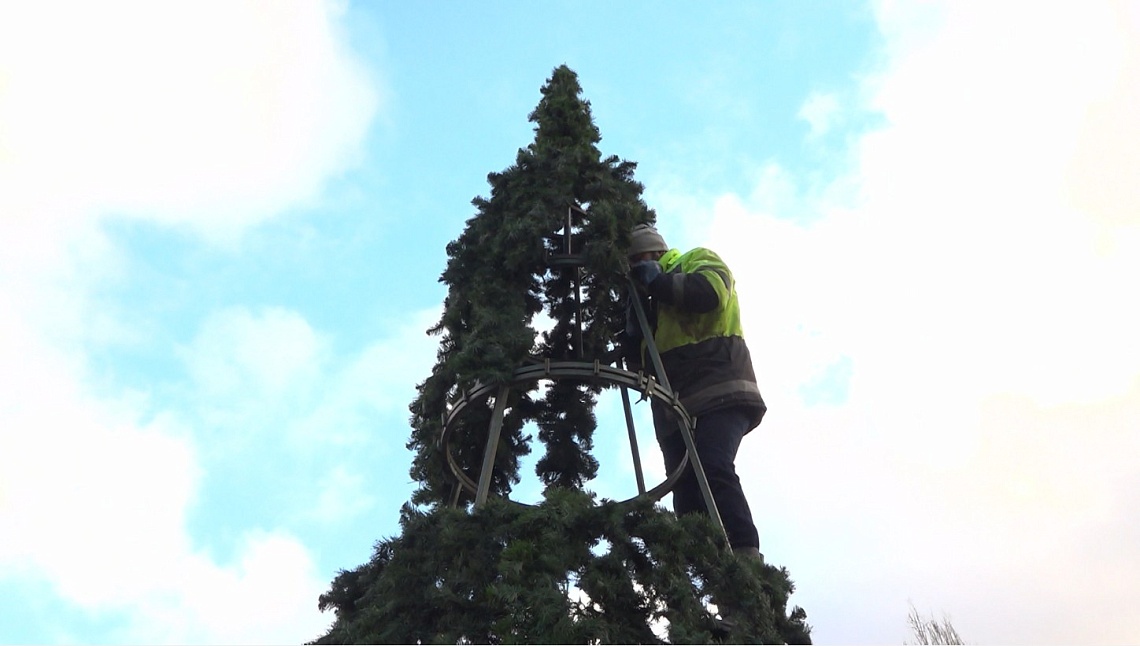 В микрорайоне Арбеково Пензы начали устанавливать елку