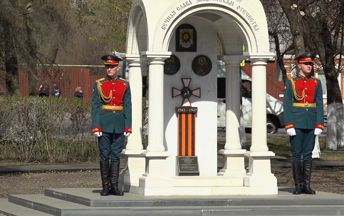 Возле мемориала-часовни в сквере Журавли почетный караул
