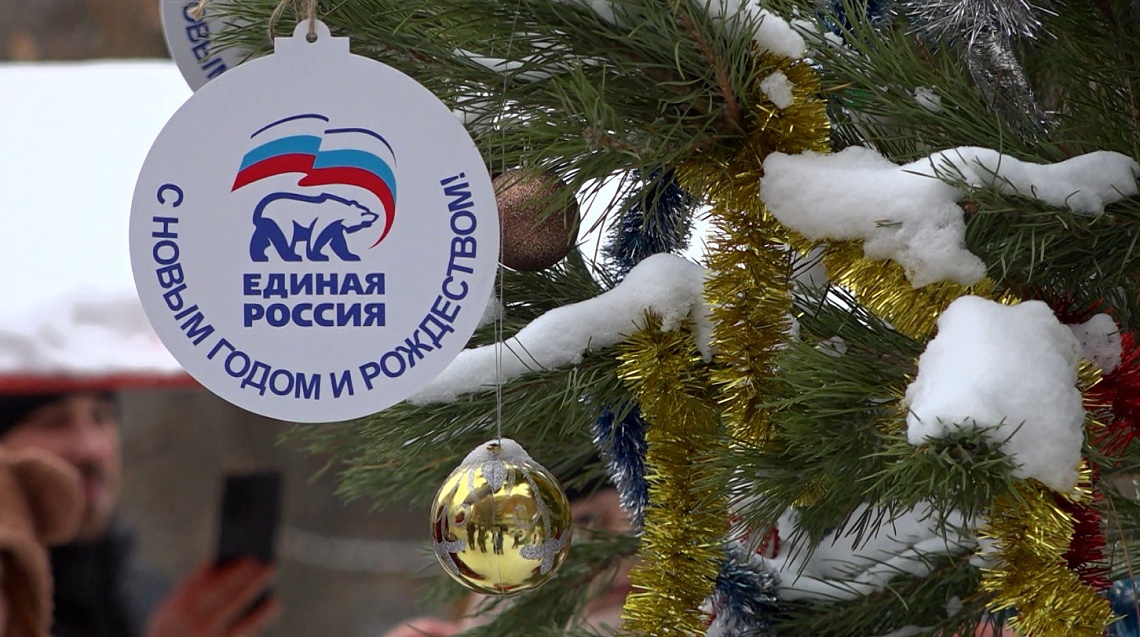 В пензенском дворе для детей организовали новогоднее представление