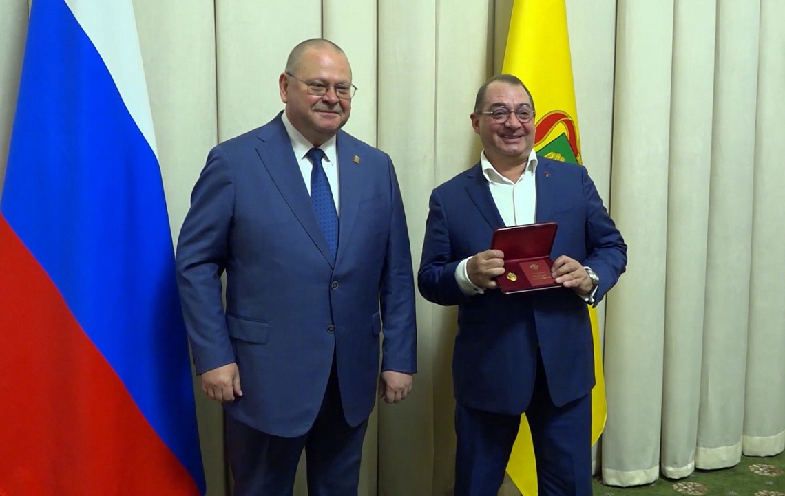 Губернатор Олег Мельниченко вручил государственные и региональные награды лучшим представителям своих профессий