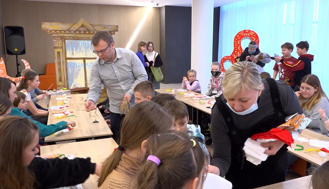 В Доме офицеров прошел мастер-класс по изготовлению традиционных масленичных кукол