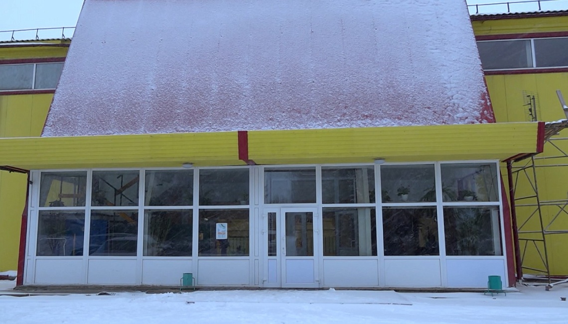 Затянувшийся ремонт в ФОКе р.п. Тамала проверил министр образования региона Алексей Комаров
