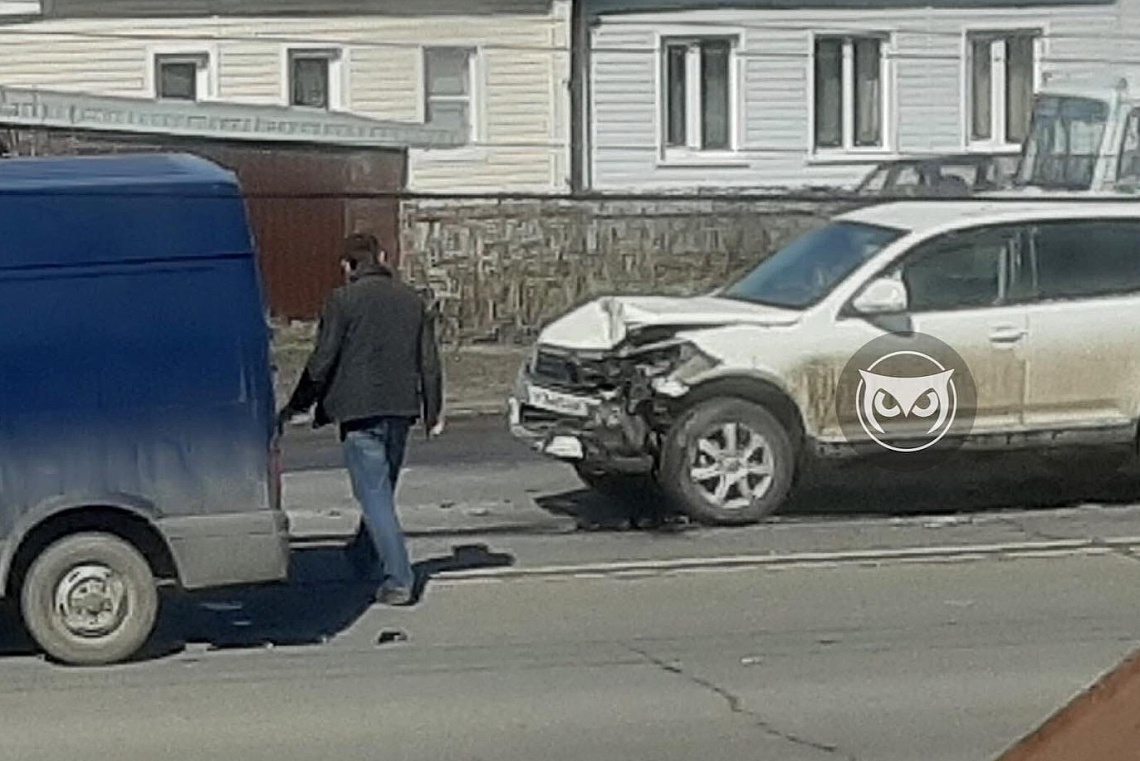 В Терновке кроссовер разбил капот о фургон
