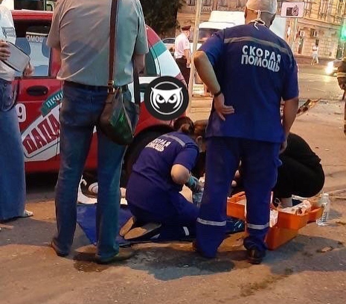 В центре Пензы к разбитым машинам в ДТП приехала «скорая» - соцсети