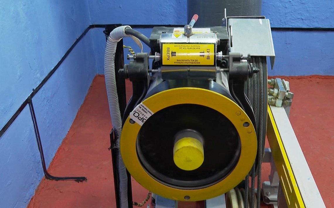 В доме №37 на улице Кижеватова идет приемка лифтового оборудования