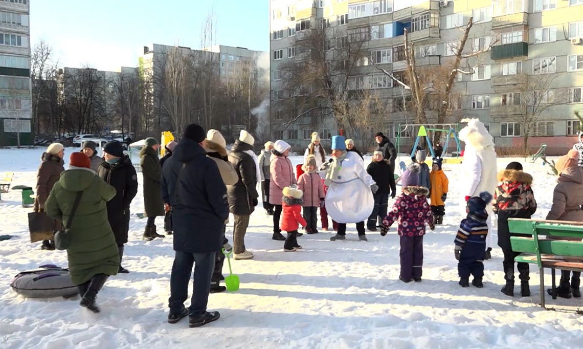 Во дворе по улице Кижеватова, 35  устроили праздник для жителей