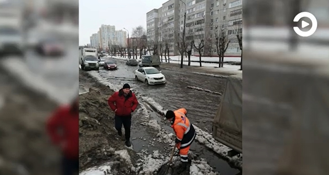 В Пензе сорвало ливневку и затопило оживленную улицу