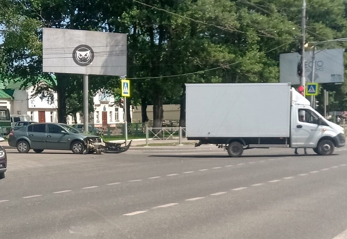 На проспекте Победы у иномарки в ДТП изуродовало капот На проспекте Победы у иномарки в ДТП изуродовало капот