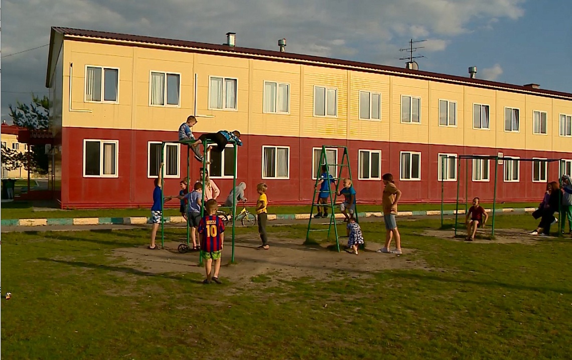 Эвакуированные из Белгородской области проживают в пункте временного размещения в Леонидовке