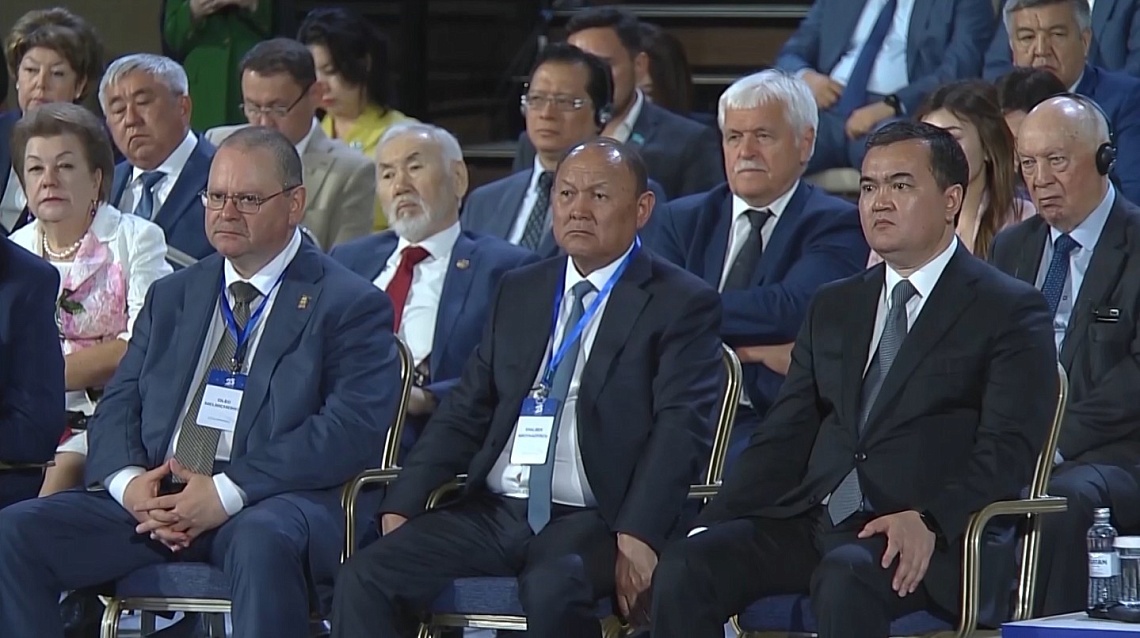 Пензенская делегация во главе с губернатором Олегом Мельниченко продолжает работу на международном форуме городов-побратимов в Астане