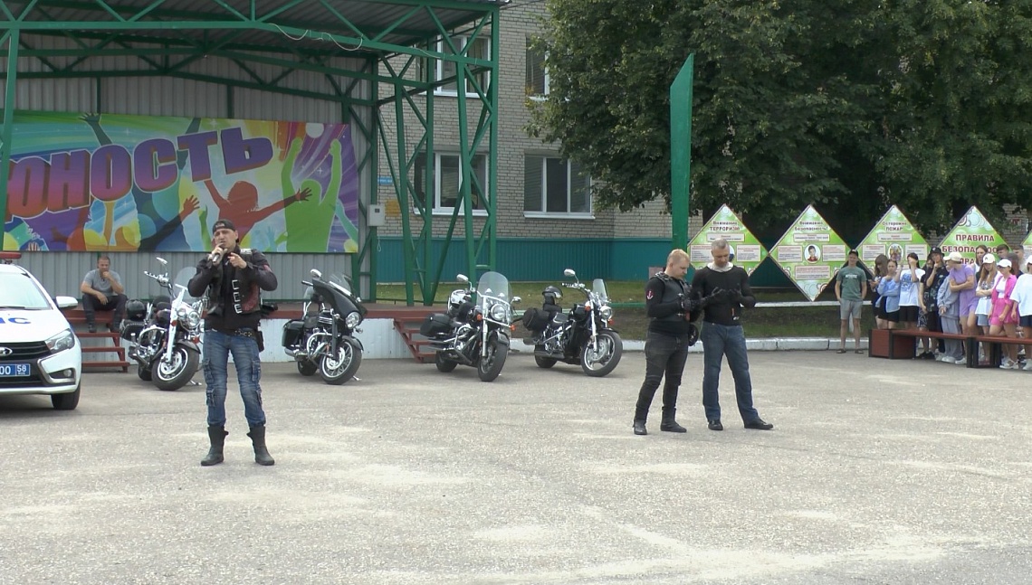В Пензе сотрудники регионального управления ГИБДД и представители мотообъединения «Ночные волки» провели в лагере «Юность» акцию