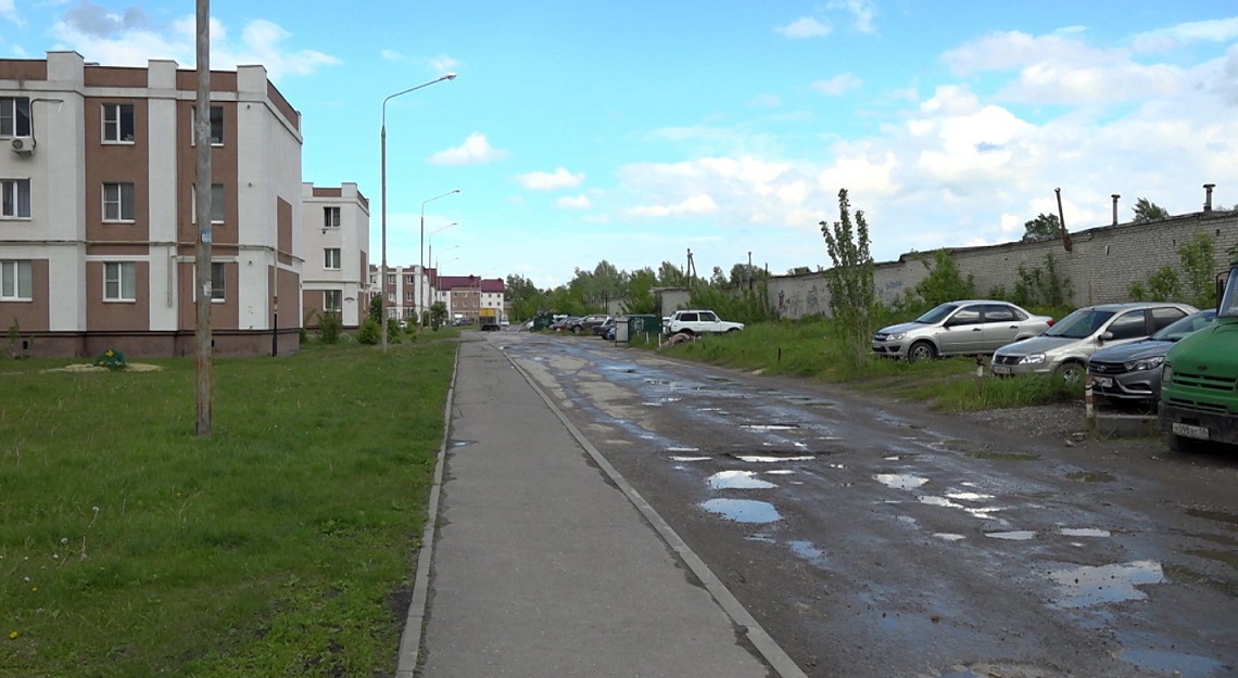 Дорога на улице Долгорукова стала препятствием для пешеходов и  автомобилистов