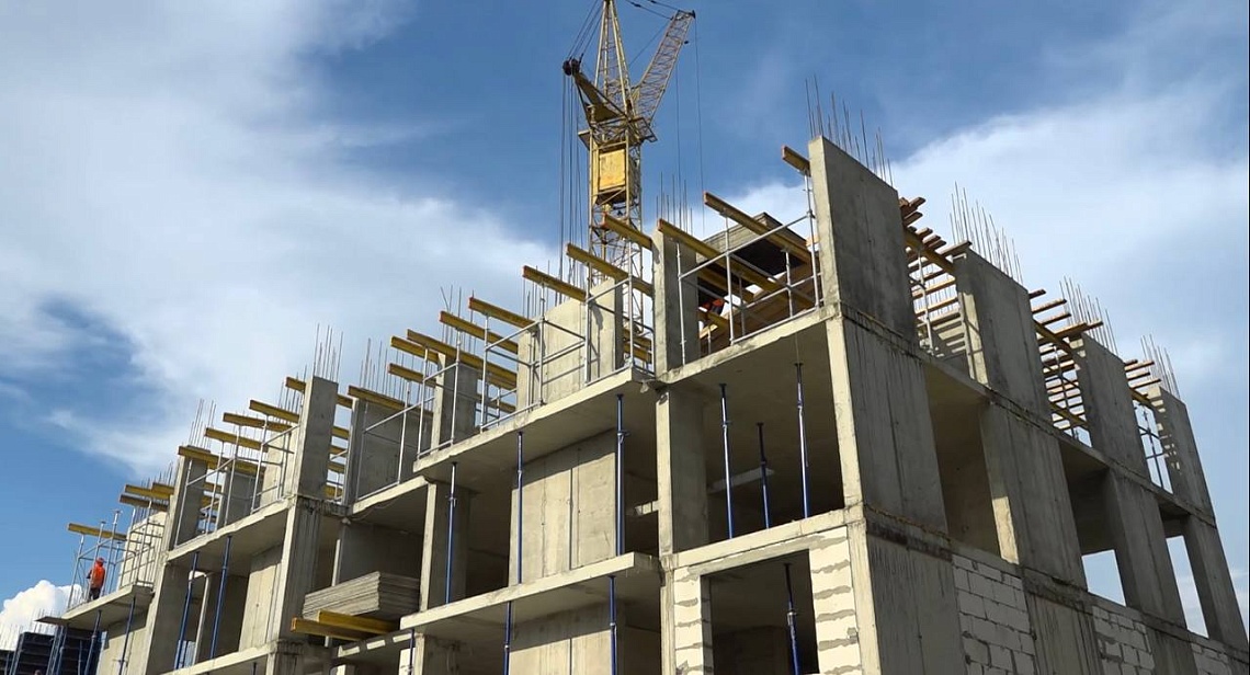 Строительство домов для переселенцев в микрорайоне Заря идет согласно графику