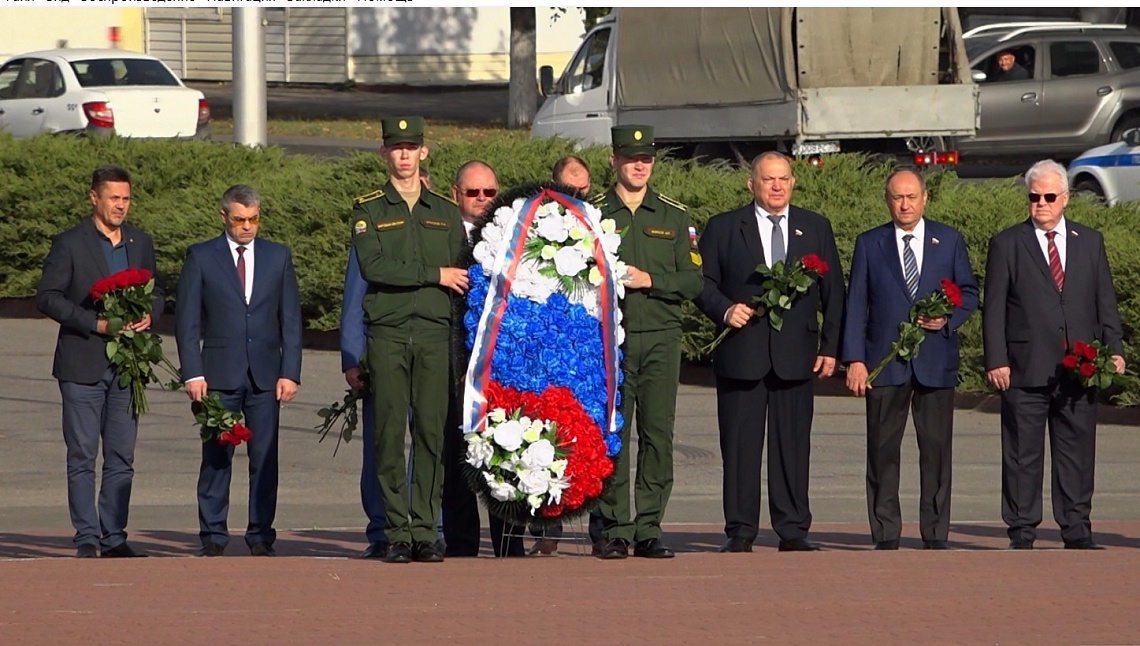Губернатор вместе с делегацией Комитета по обороне и безопасности Совета Федерации возложил цветы к Монументу воинской и трудовой Славы