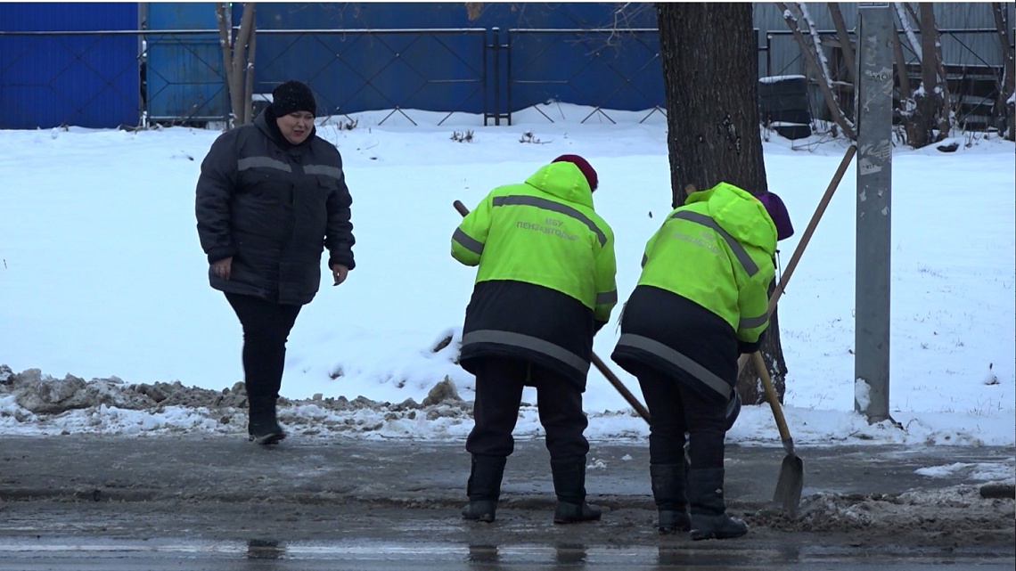 В Пензе продолжают убирать улицы от завалов снега