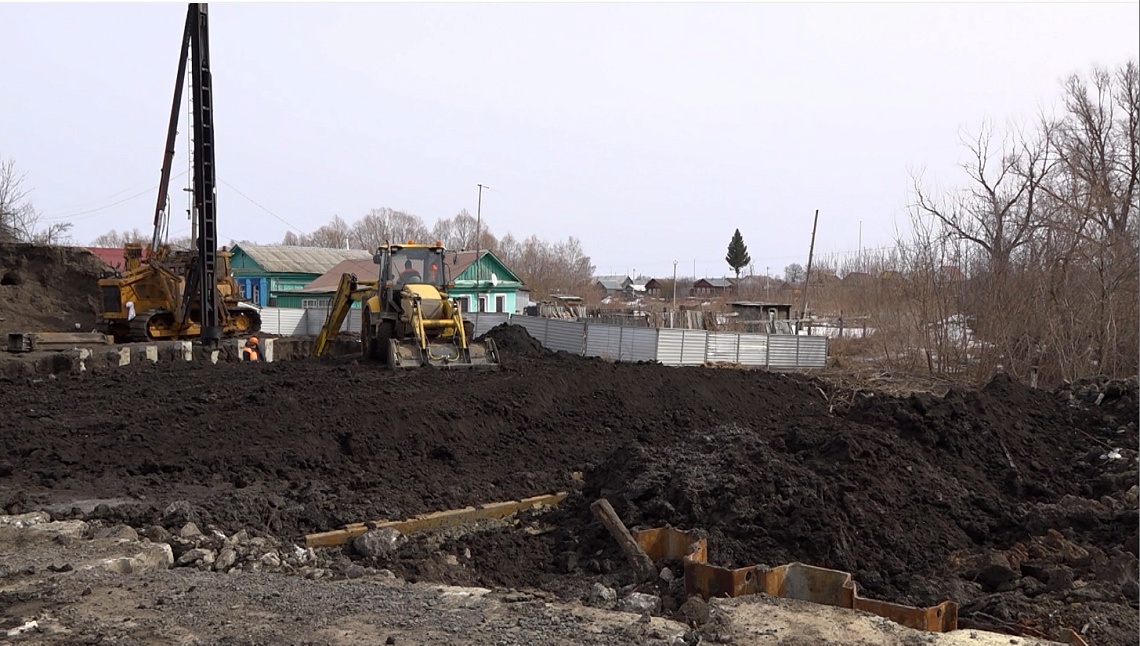 В Лунино продолжаются работы по возведению моста через реку Шукшу
