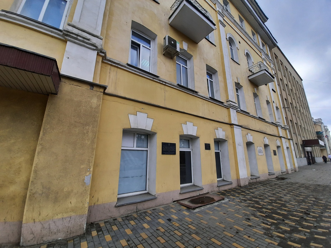 Белозерцев обещал содействие в ремонте здания техникума железнодорожного транспорта