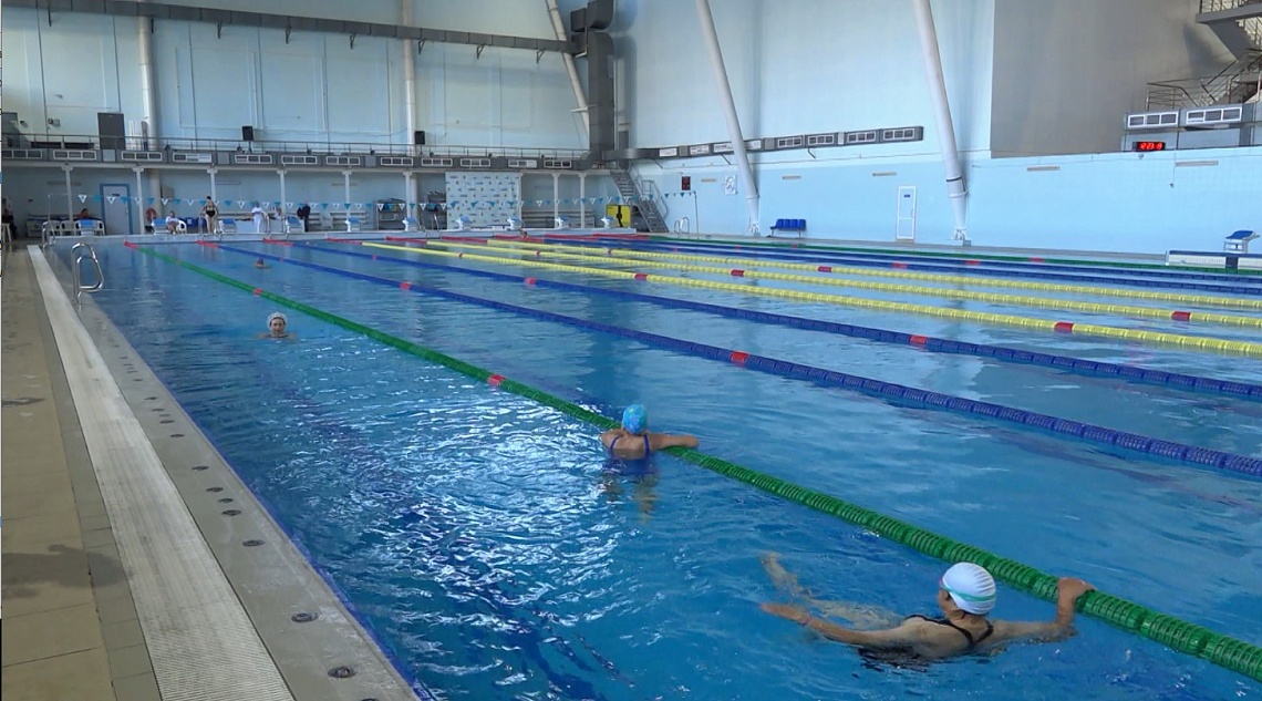 В Пензе участники физкультурно-оздоровительного клуба «Урожай» приняли участие в соревнованиях по плаванию