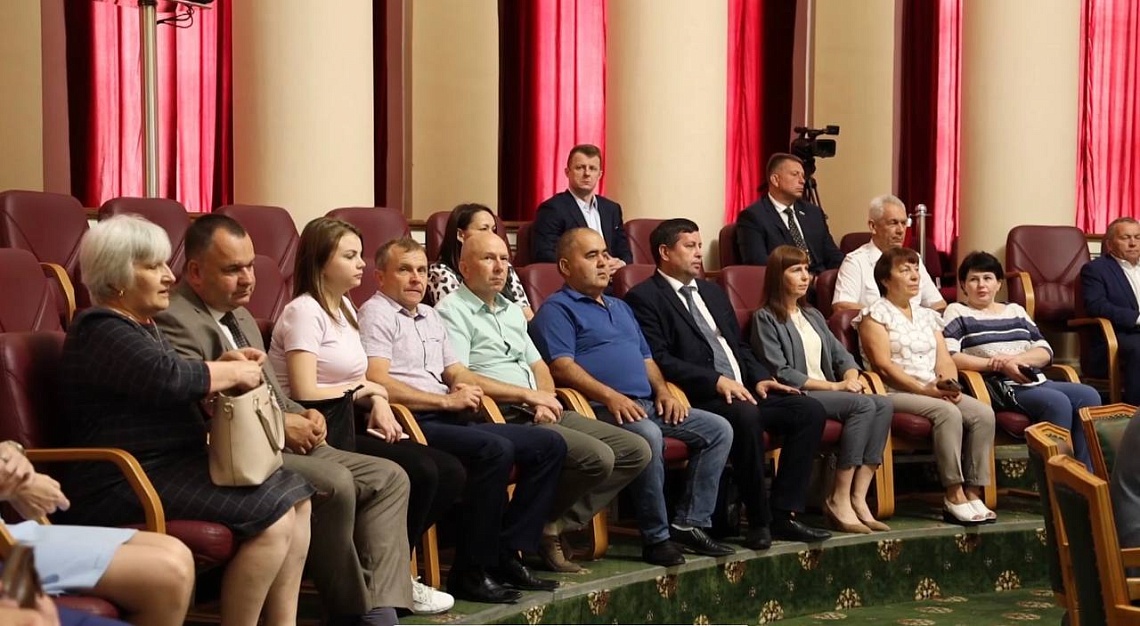 В областном правительстве вручили награды лучшим работникам разных  профессий