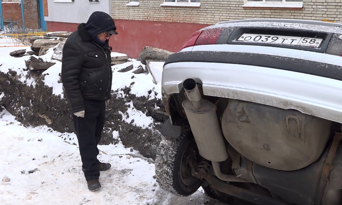 Вырытая для ремонта теплосетей яма поглотила автомобиль жителя Пензы
