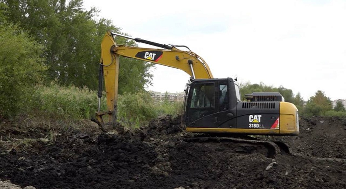 Дно Арбековского пруда очищают от ила