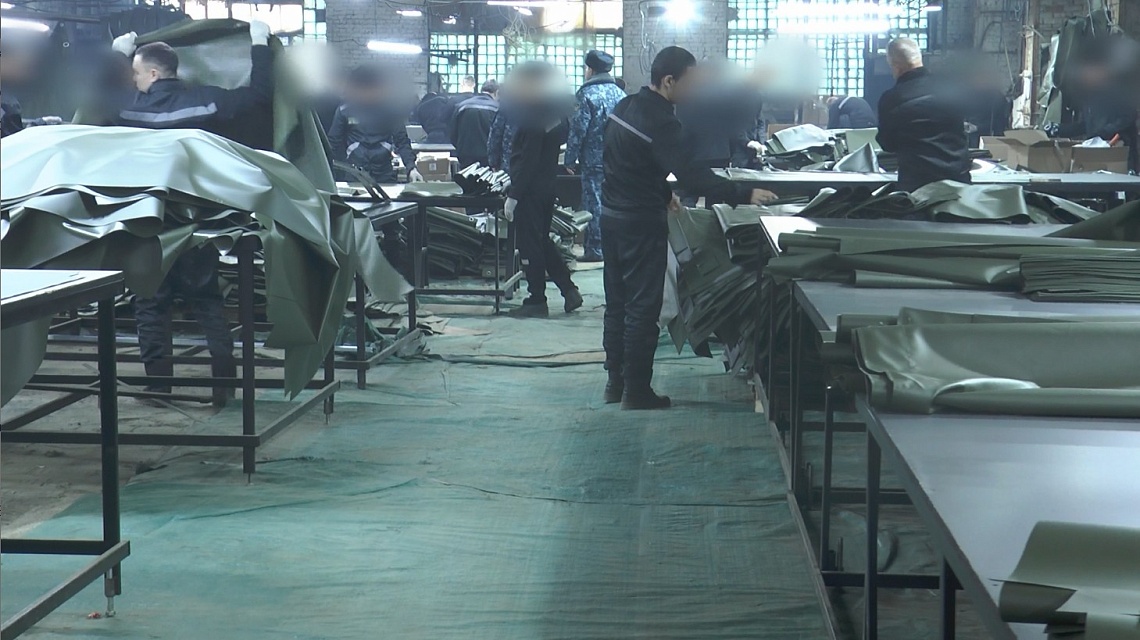 В исправительной колонии №7 для военной техники изготовят более 2,5 тыс. тентов и 8 тыс. звеньев гусеничных трактов