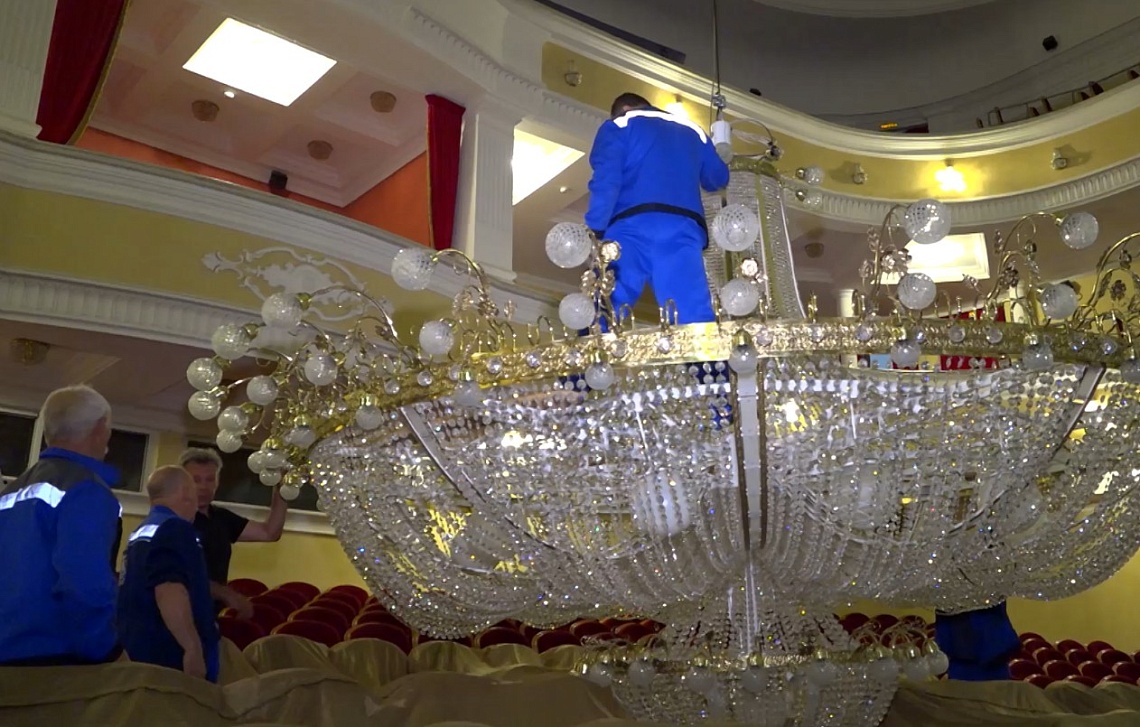 В пензенском драматическом театре перед началом нового театрального сезона помыли люстру