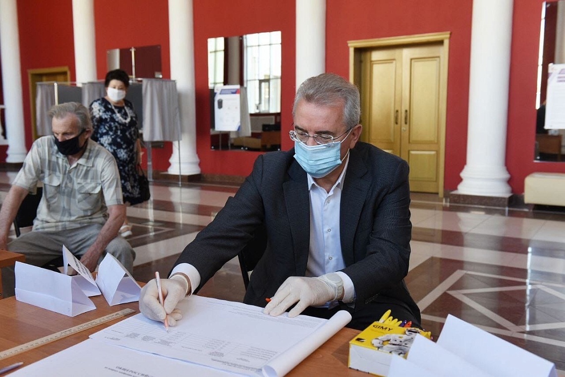 Губернатор в числе первых проголосовал по поправкам в Конституцию РФ