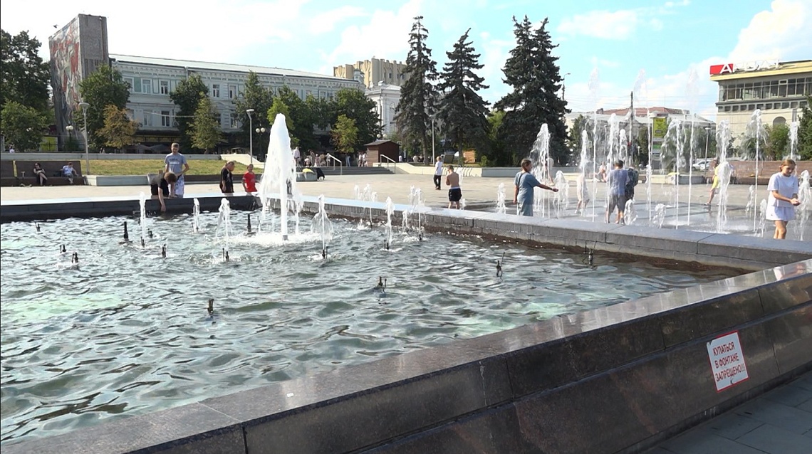 Жители Пензы купаются в фонтане, несмотря на запреты и предупреждения