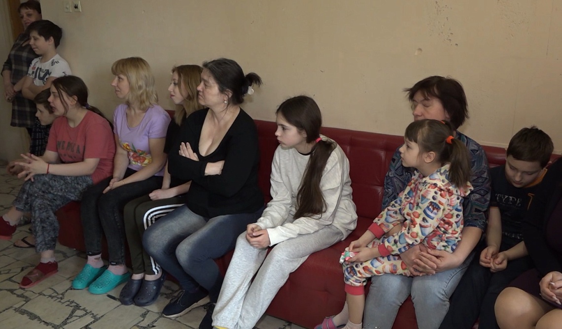 Эвакуированных в Пензу женщин поздравили с Международным женским днем