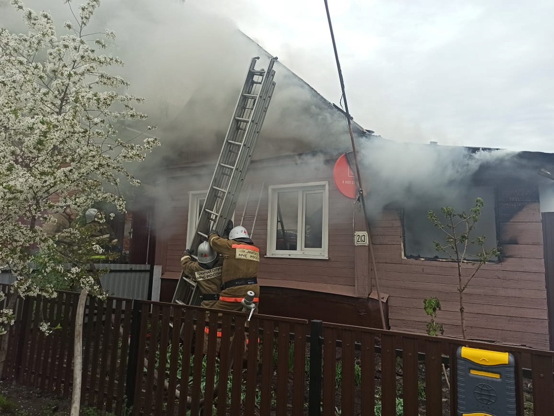 В Нижнем Ломове загорелся срубовой дом