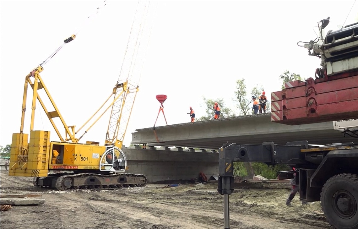 В Лунинском районе продолжается реконструкция моста через реку Шукшу