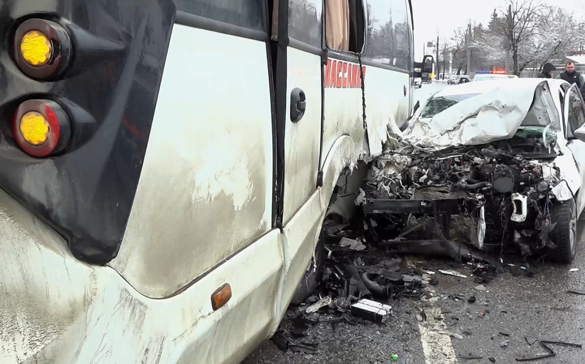 На улице Гагарина автомобиль КИА протаранил автобус в правую часть салона