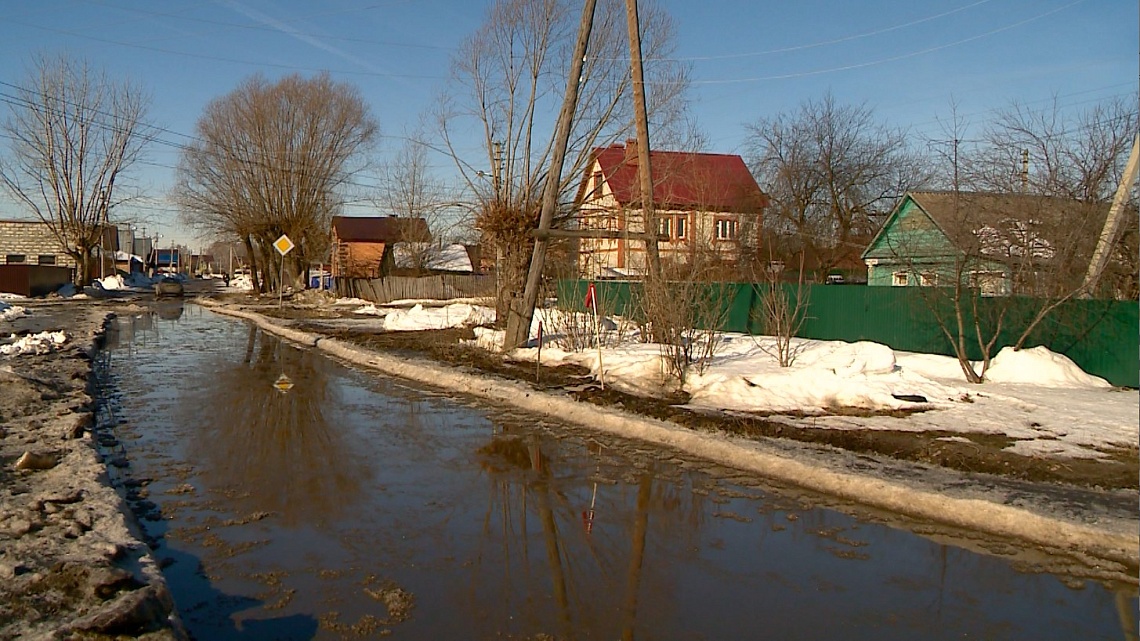 В Пензе участок улицы Ростовской затопила талая вода