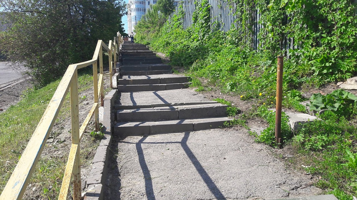 Лестница на ул. Красной рушится на глазах. ФОТО