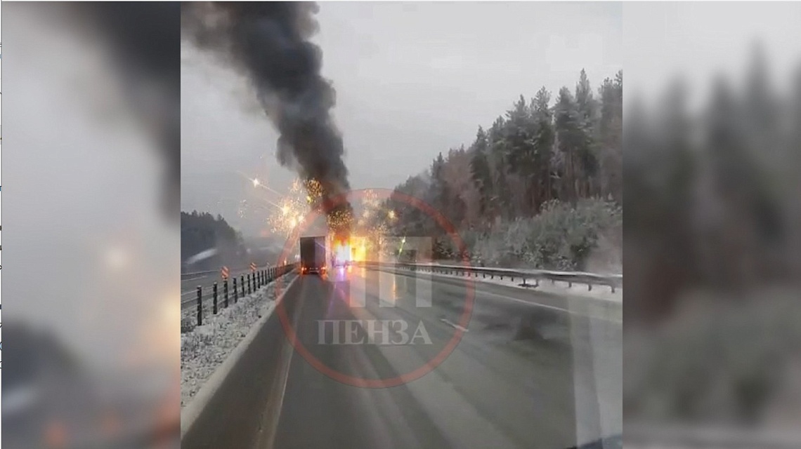 В Городищенском районе загорелся грузовик с фейерверками