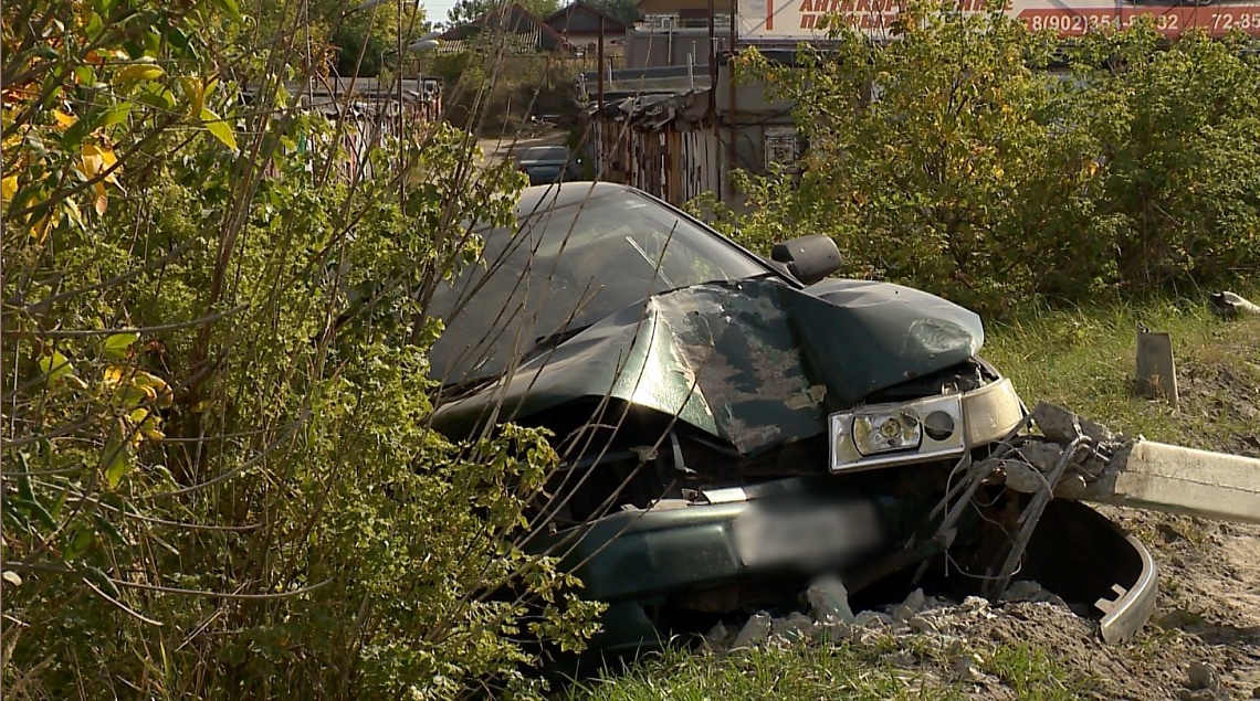 В Пензе водитель легкового автомобиля протаранил столб