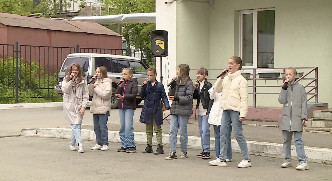 В Пензе во дворе дома №27 на улице Бородина для местных жителей провели концерт